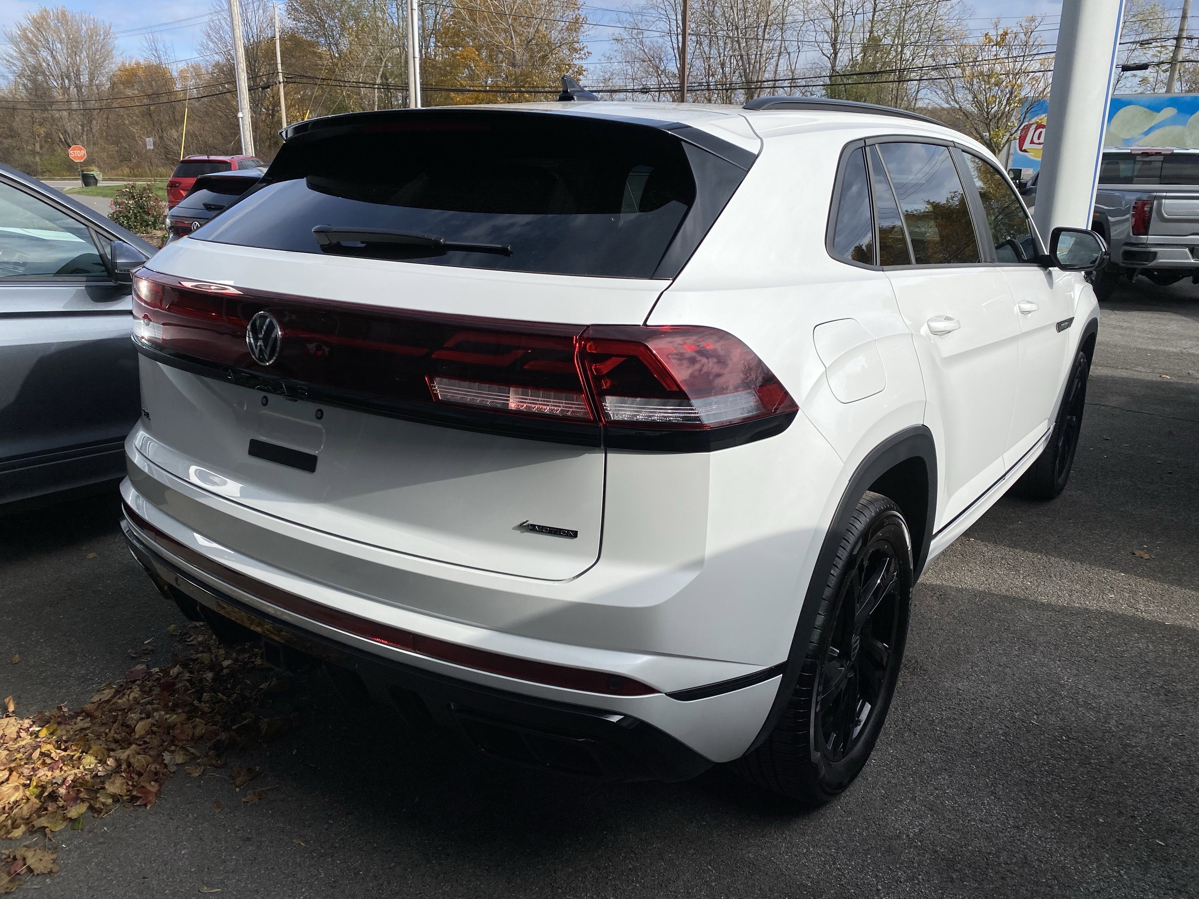 2025 Volkswagen Atlas Cross Sport 2.0T SEL R-Line Black