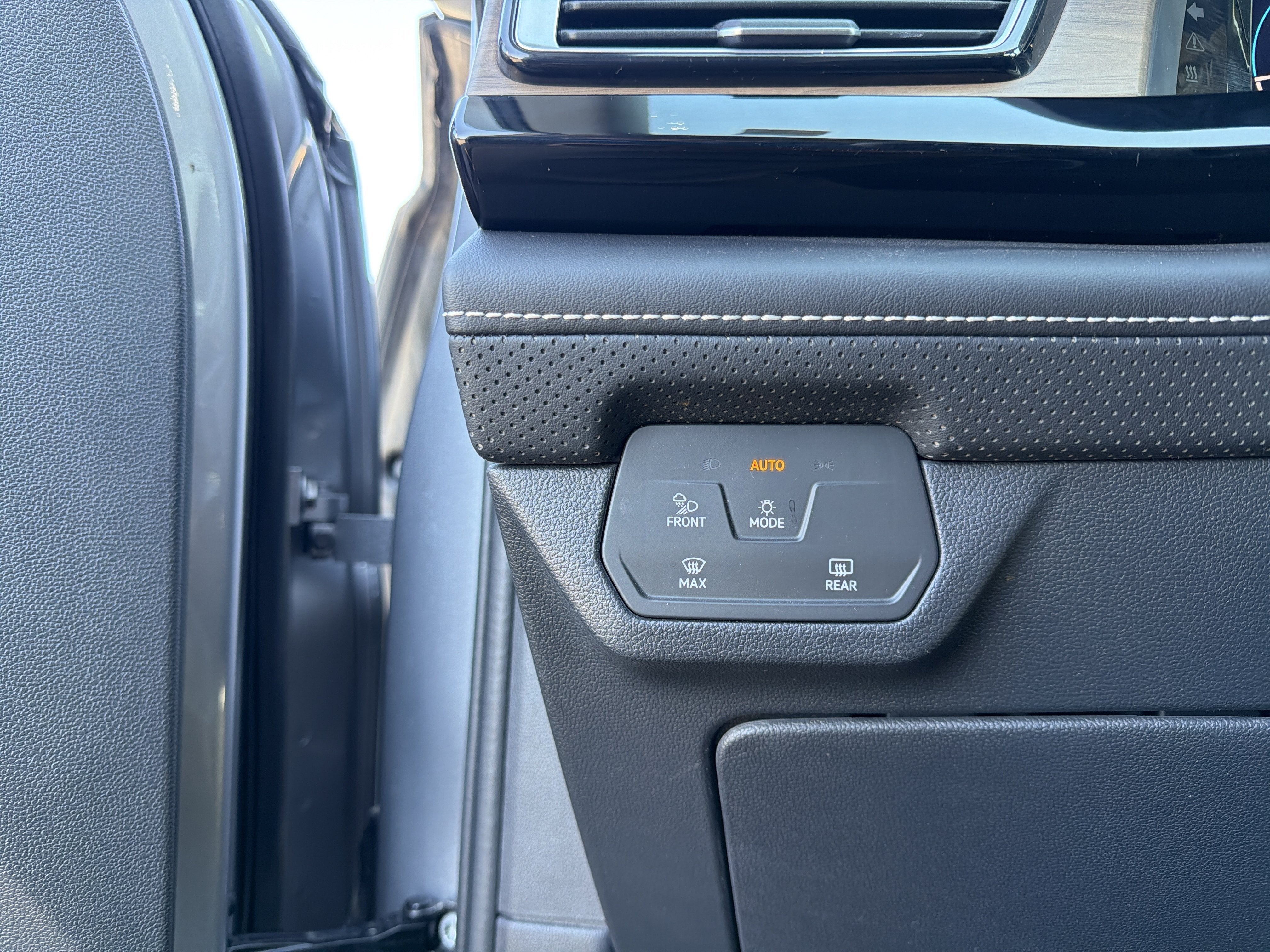 2024 Volkswagen Atlas 2.0T SE w/Technology 4MOTION