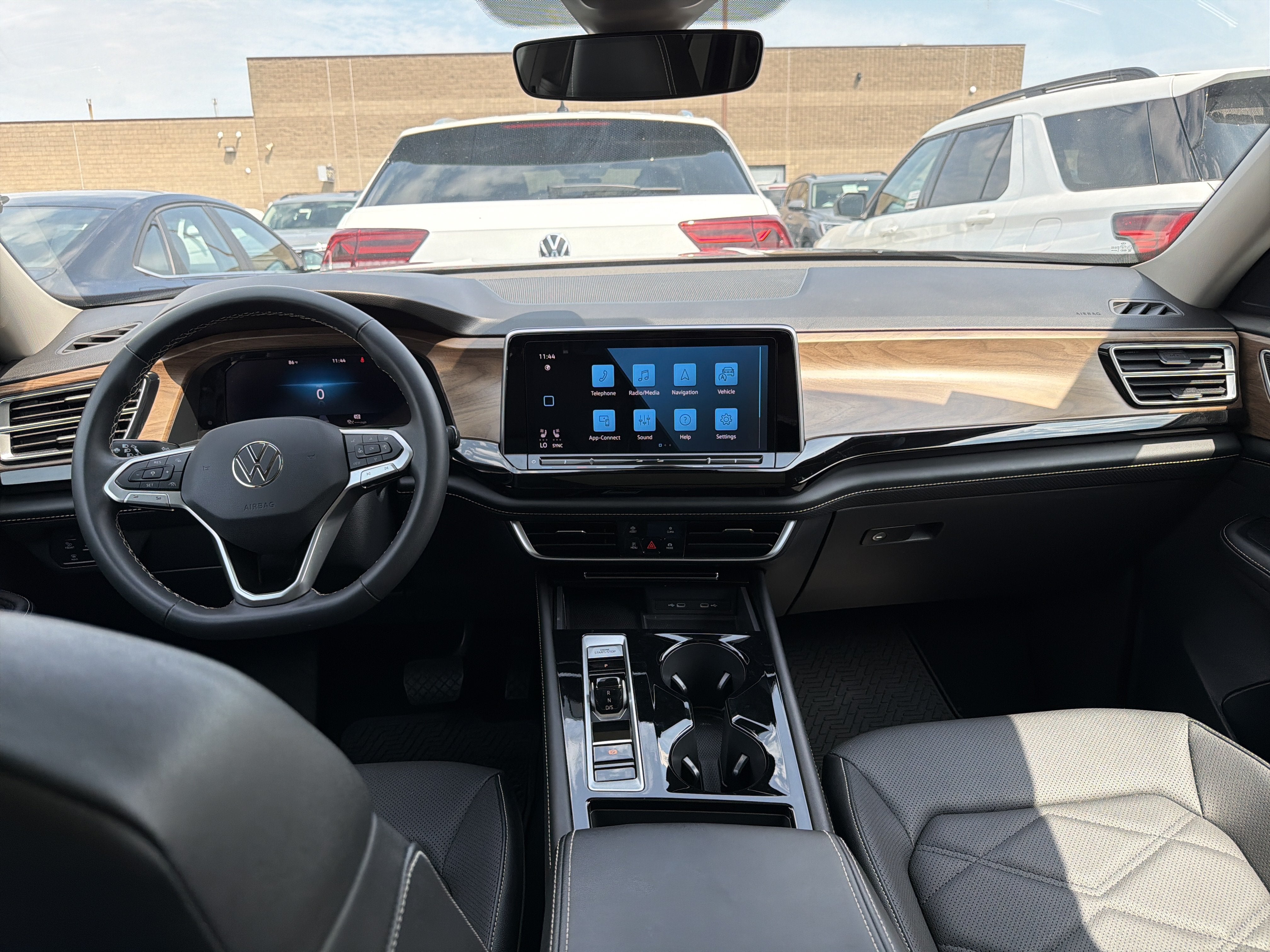 2024 Volkswagen Atlas 2.0T SE w/Technology 4MOTION