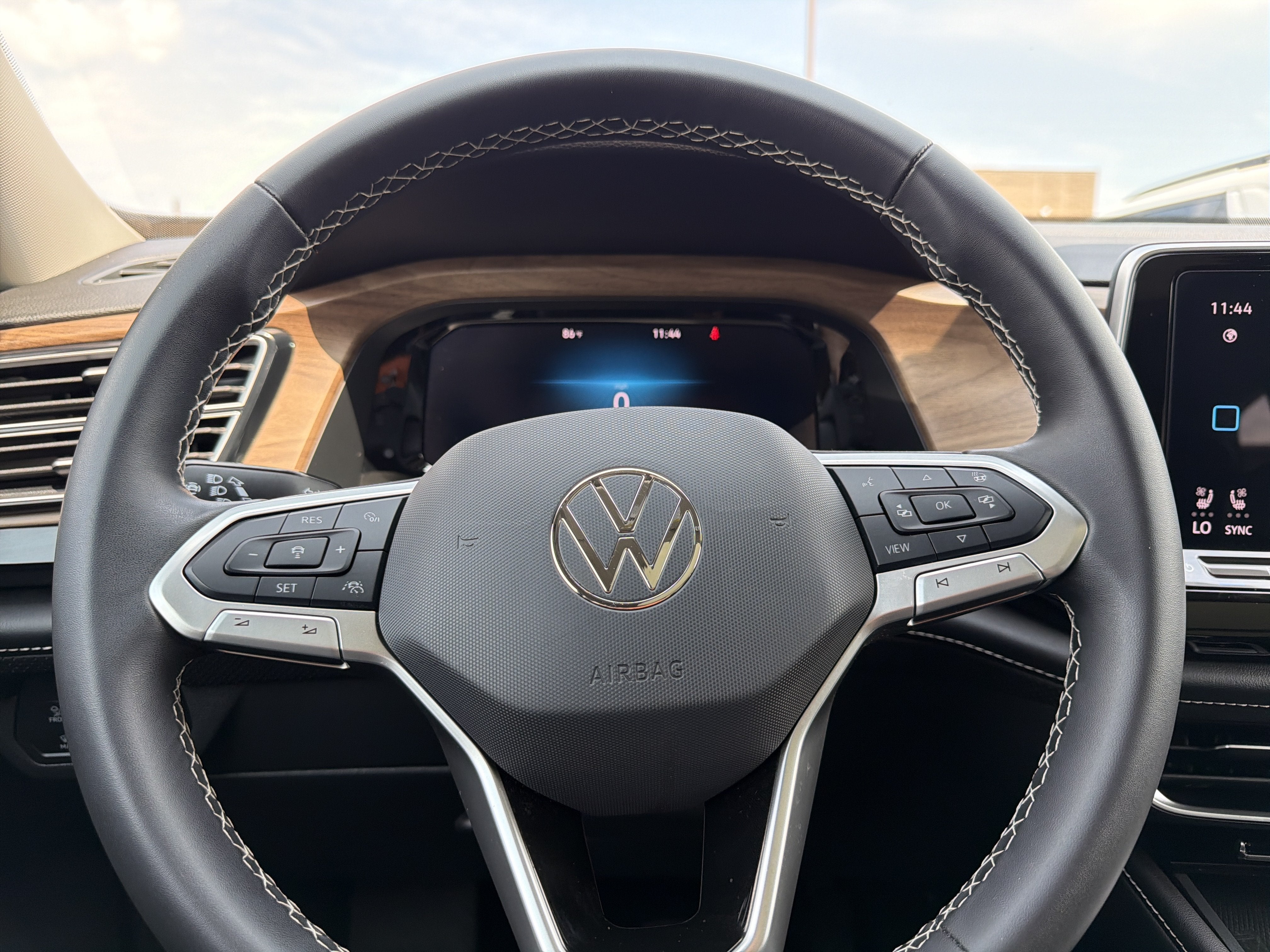 2024 Volkswagen Atlas 2.0T SE w/Technology 4MOTION