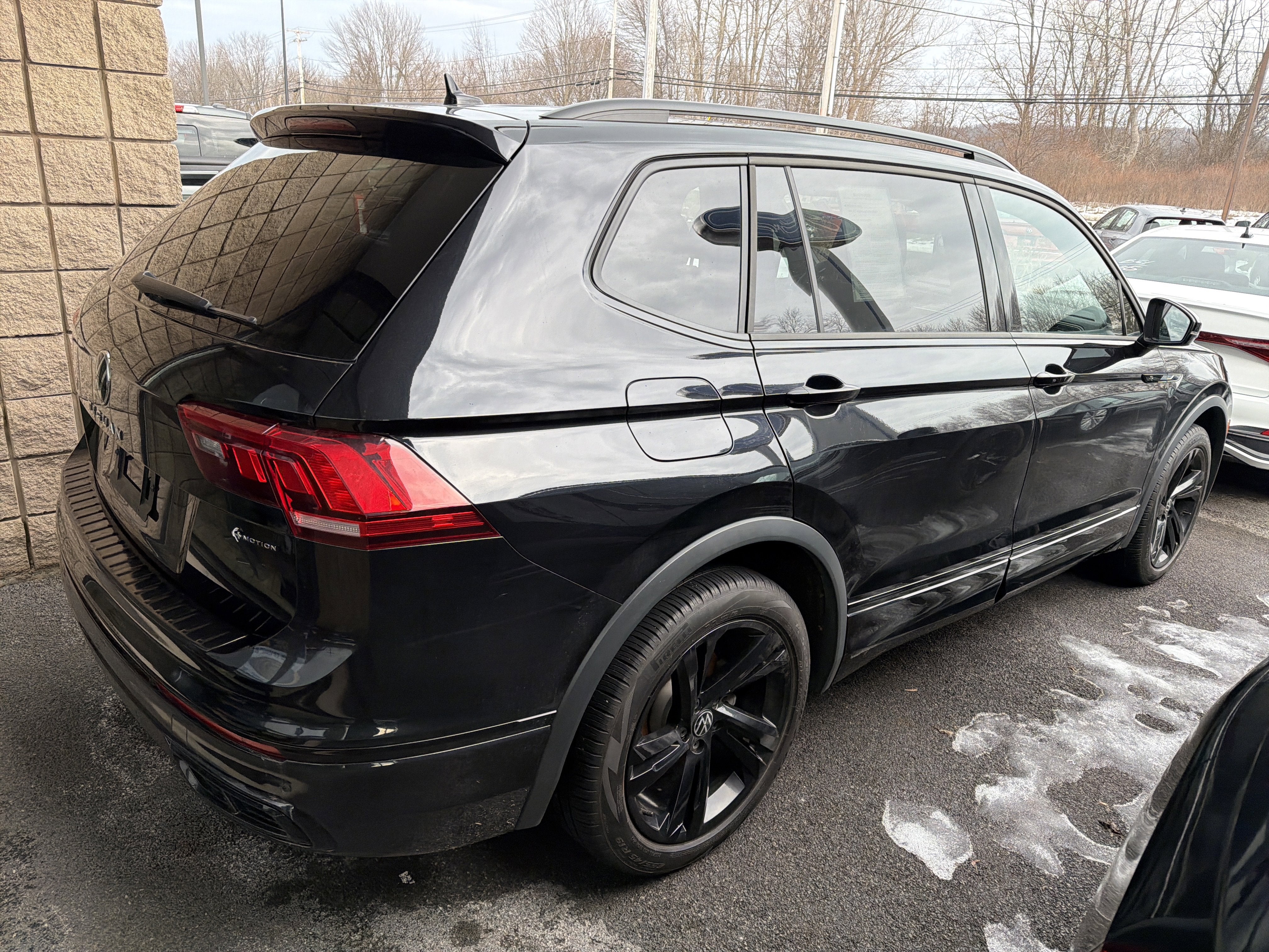 2023 Volkswagen Tiguan SE R-Line Black