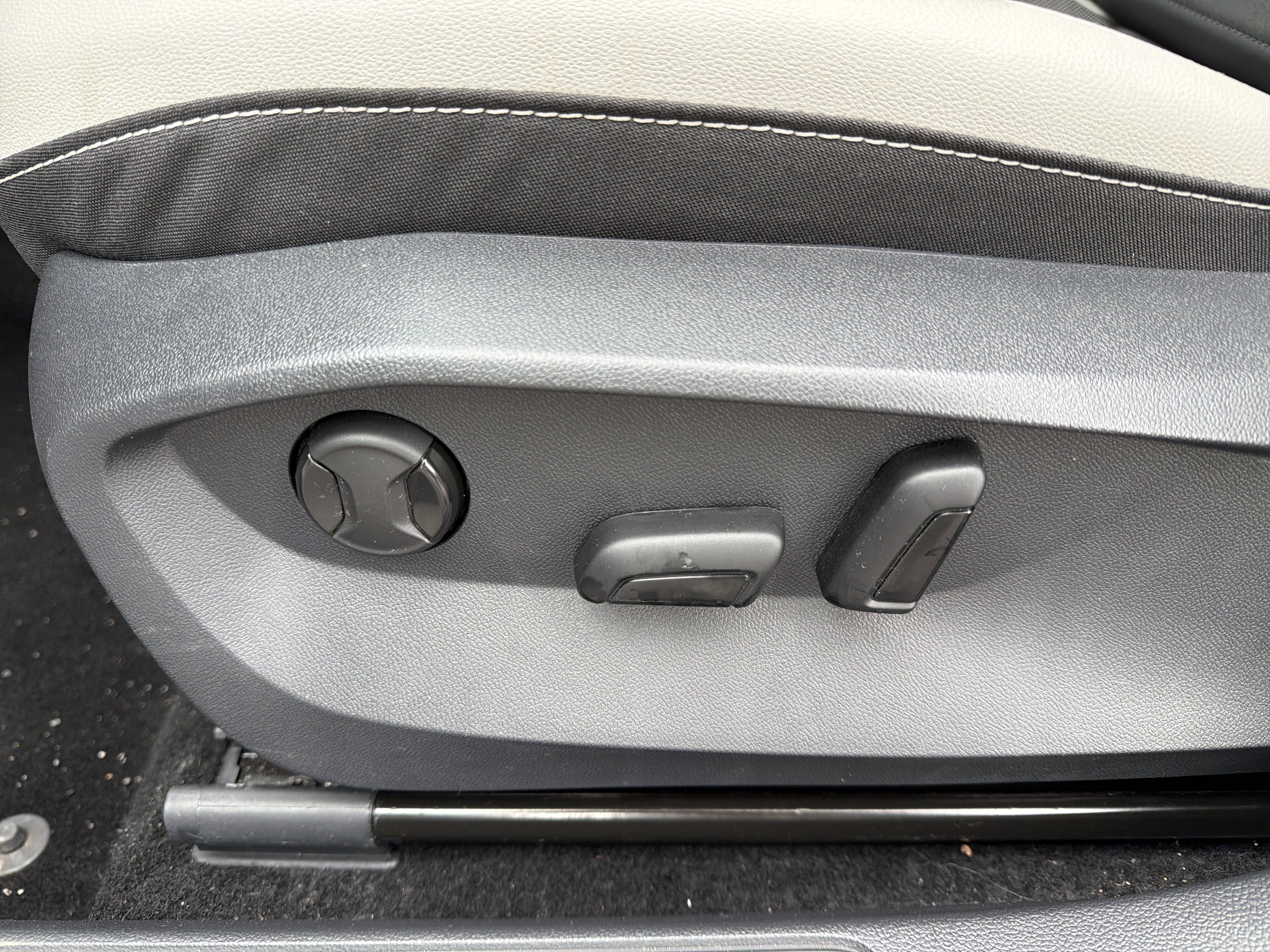 2025 Volkswagen Taos SE 4MOTION