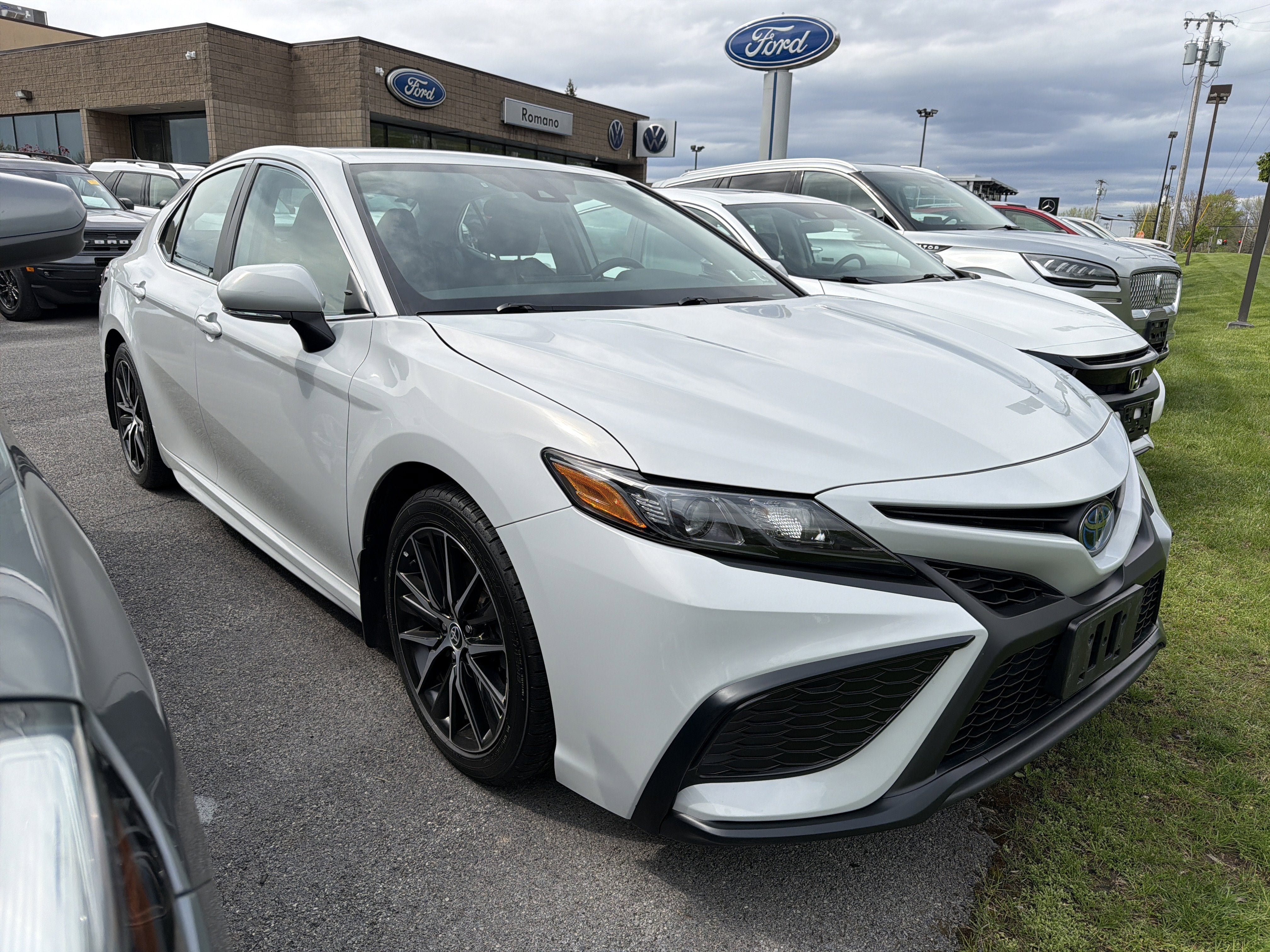 2023 Toyota Camry Hybrid SE